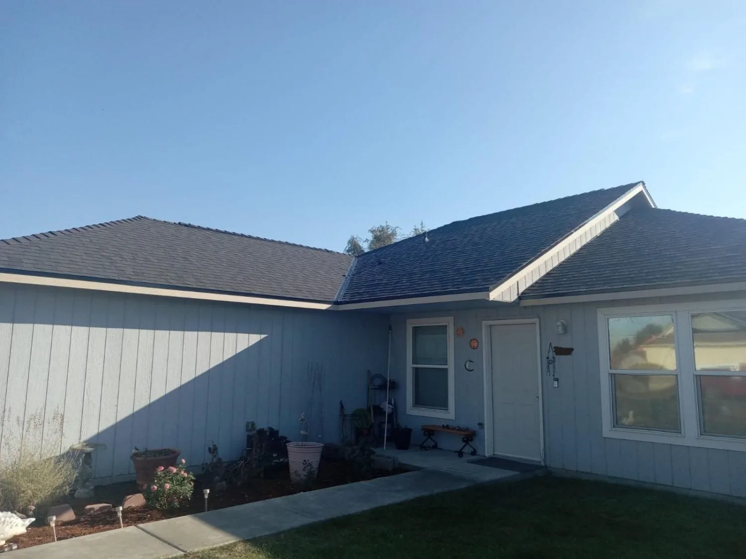 Ranch-style home In Pasco, WA with a brand new GAF roof installed by DaBella in American Harvest.