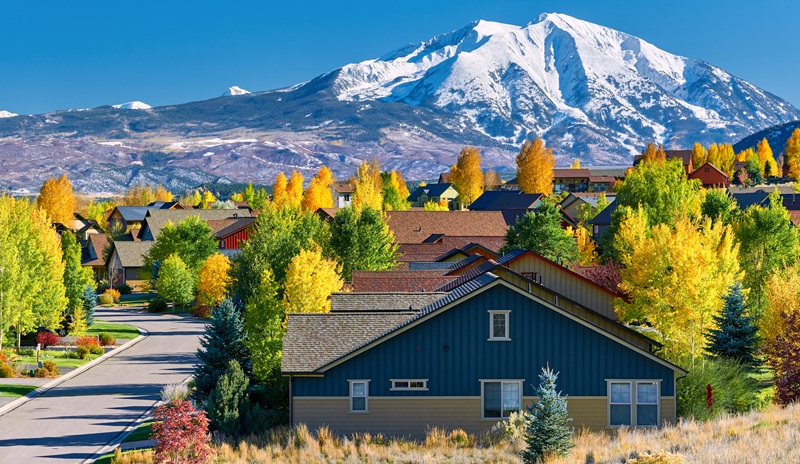 Rocky mountains in the background of a neighborhood in Colorado
